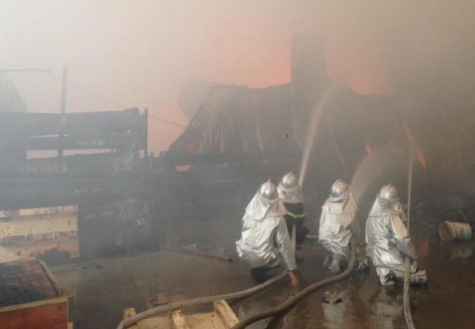 Đến thời điểm 11h30, ngọn lửa cơ bản được không chế.