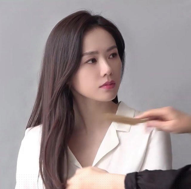Sau khi công khai yêu Hyun Bin, Son Ye Jin ngày một nhuận sắc và quyến rũ. 