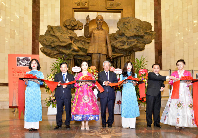 Lễ cắt băng khai mạc triển lãm.