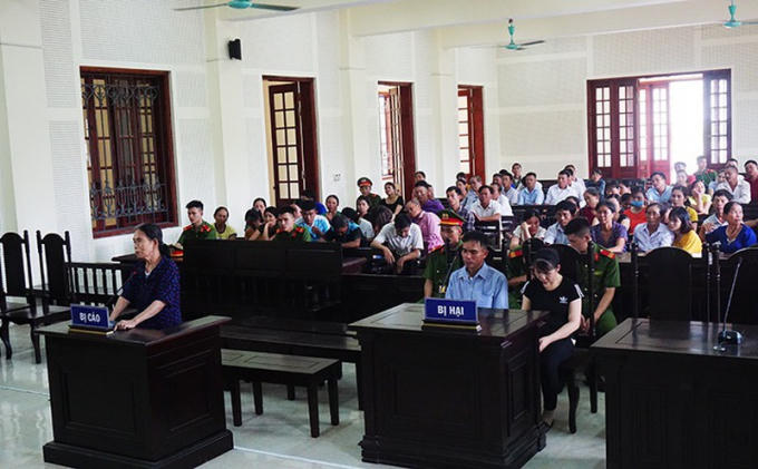 Khán phòng chật kín, hàng trăm người dân tham gia theo dõi phiên tòa xử người bà máu lạnh
