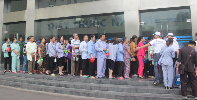 Bệnh nhân tiểu đường xếp hàng nhận cháo.