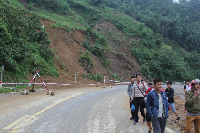 Đất đá từ tà luy dương đã sạt xuống Km 141 vì sự an toàn lực lượng chức năng đã ngăn không cho xe ô tô qua điểm này.