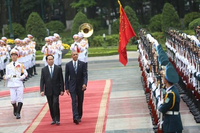 Chủ tịch nước Trần Đại Quang và Tổng thống Mỹ Barack Obama trong lễ đón tại Phủ Chủ tịch.