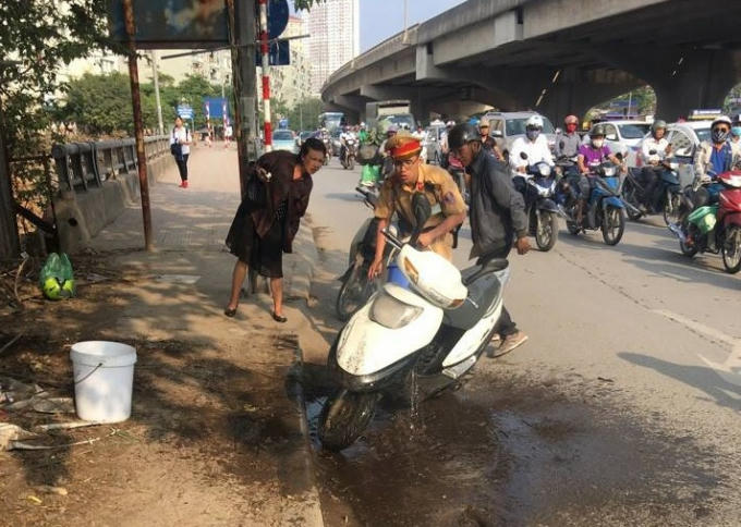 CSGT cứu giúp chiếc xe bị cháy.