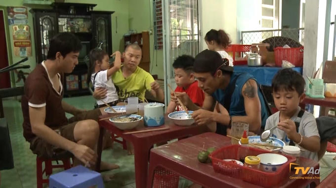 Cùng nhau ăn sáng.