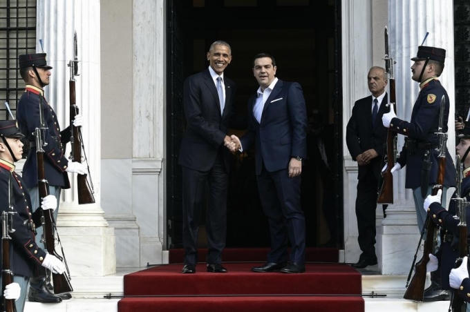 Thủ tướng Hy Lạp Alexis Tsipras chào đón Tổng thống Obama trước khi họ có cuộc họp báo song phương ở Athens. (Ảnh: Reuters)