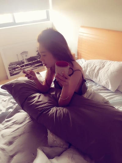 Buổi sáng thức giấc là cô lại tranh thủ online ngay lập tức.