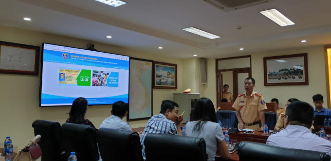 Đại uý Nguyễn Phước Huy giới thiệu về phần mềm quản lý GPLX. (Ảnh: atgt.vn)