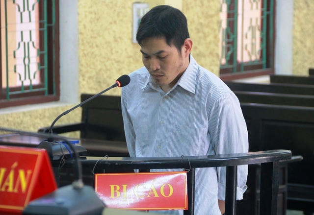 Bị cáo Lê Quang Thưởng trước vòng móng ngựa.