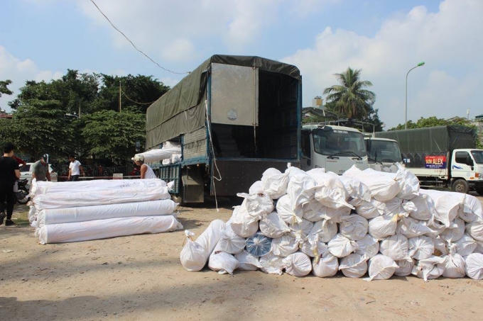 Tổ tuần tra phát hiện trong thùng phía sau xe có hàng trăm kiện vải không nguồn gốc.