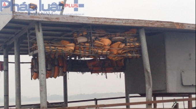 Hầu hết áo phao, phao cứu sinh đều đã cũ kỹ, hư hỏng và không thể sử dụng được gấp xếp gọn gàng trên nóc phà.