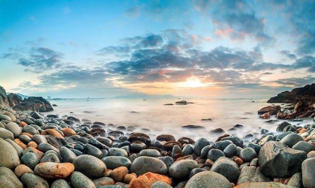 Bãi tắm Hoàng Hậu (Bãi Trứng) nằm trong khu du lịch Ghềnh Ráng, là nơi Nam Phương Hoàng Hậu lựa chọn để nghỉ dưỡng trước đây. Bãi tắm có những hòn đá nhỏ tròn như quả trứng xếp chồng lên nhau rất bắt mắt