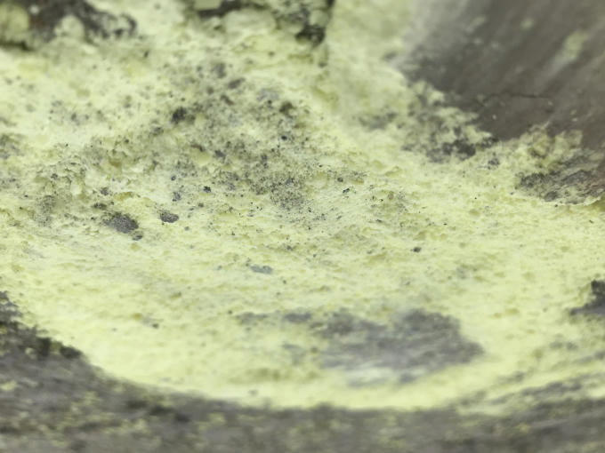 Lưu huỳnh vương vãi khắp nơi, tạo thành mùi nồng hắc, cay mắt.