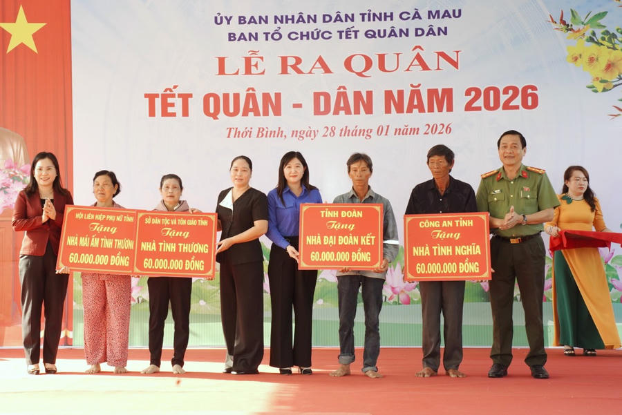 Đại tá Hồ Việt Triều - Ủy viên BTV Tỉnh ủy, Bí thư Đảng ủy, Giám đốc Công an tỉnh Cà Mau trao bảng tượng trưng kinh phí hỗ trợ xây dựng nhà tình nghĩa.