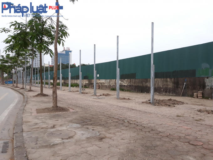 Phía mặt đường Võ Chí Công của dự án đang tiếp tục dựng hàng dào mới.