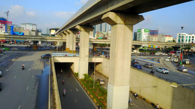 Đây là nơi duy nhất ở Hà Nội có cả đường bộ mặt đất, hầm chui, đường cao tốc trên cao và đường sắt đô thị giao cắt.