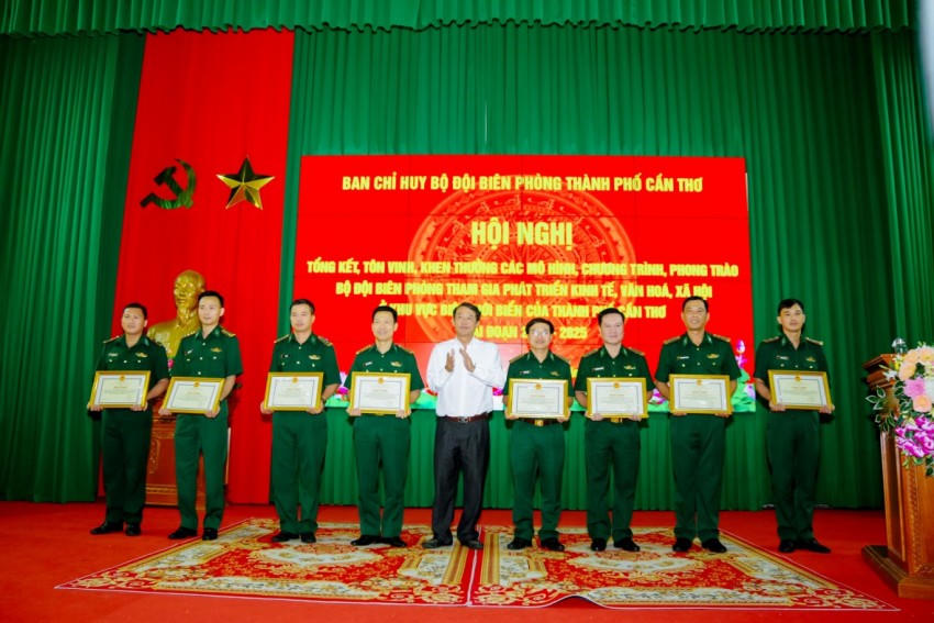 Ông Nguyễn Văn Khởi - Phó Chủ tịch UBND TP trao bằng khen của UBND TP Cần Thơ cho các cá nhân