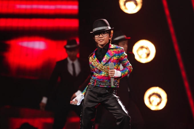 Thiên Tùng "cháy" hết mình trên sân khấu khi hóa thân thành Michael Jackson.