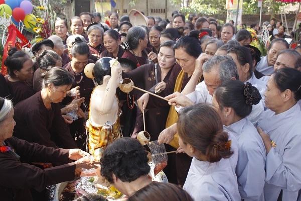 Vì quá đông, trời nắng, đến gần cuối mọi người đã không kiên trì xếp hàng thay vào đó là sự chen lấn, xô đẩy để mong được tắm Phật sớm. Điều đó là làm trái với quy định của đức Phật.