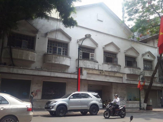 Ngay cạnh đó là khu đất số 10 Tràng Thi, có diện tích 329,7m2.