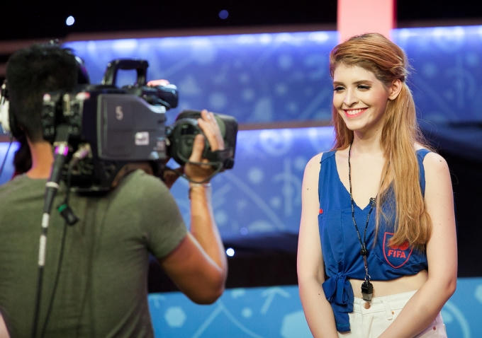 Andrea rất chịu khó tìm hiểu từng đội bóng để làm tốt vai trò của mình.