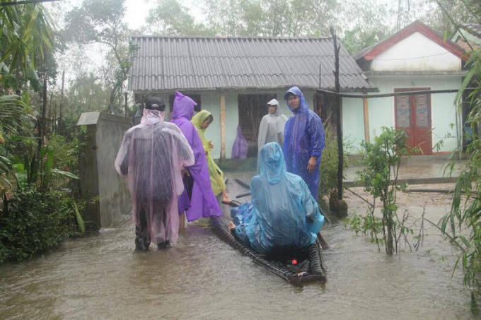 Đoàn thiện nguyện di chuyển trong thời tiết mưa lớn.