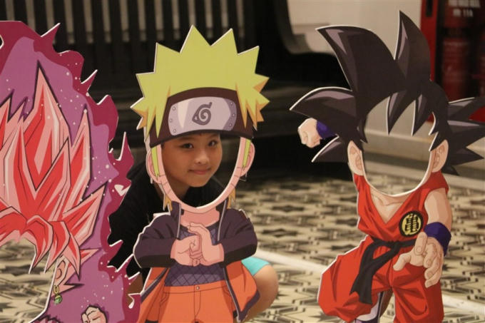 Không chỉ có chương trình nghệ thuật đặc sắc, Sun World Danang Wonders còn sắp xếp nhiều tiểu cảnh trang trí ngay tại khu vực cổng thành. Các bạn nhỏ thỏa thích được “biến hình” thành các nhân vật hoạt hình, truyện tranh nổi tiếng. Bé gái mơ mộng thành nàng công chúa Elsha xinh đẹp, yêu kiều, bé trai “hóa thân” thành những siêu anh hùng huyền thoại.