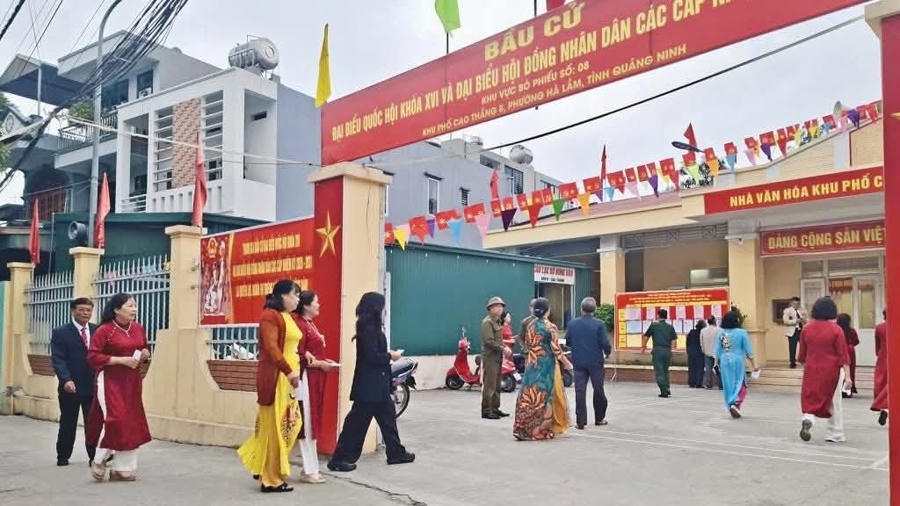 Không khí rộn ràng tại khu vực bỏ phiếu khi đông đảo cử tri đến tham gia ngày hội toàn dân.