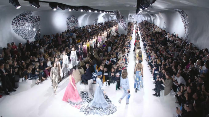 Bản tin Thời trang Plus số 32: Cho&aacute;ng ngợp với s&agrave;n catwalk do thi&ecirc;n t&agrave;i thiết kế Karl Lagerfeld tạo ra