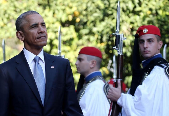 Tổng thống Obama đi qua hàng danh dự để tôn vinh ông trong chuyến thăm cấp nhà nước. (Ảnh: Reuters)