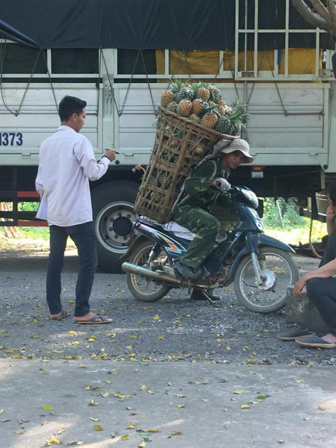 Người đ&agrave;n &ocirc;ng đeo 130kg dứa tr&ecirc;n vai đến b&aacute;n khiến thương l&aacute;i kh&ocirc;ng tin v&agrave;o mắt m&igrave;nh