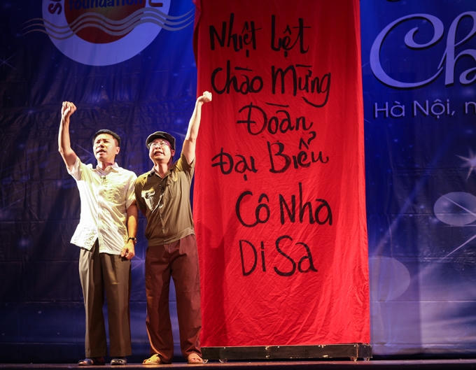 Đặc biệt có sự ủng hộ nhiệt tình của các nghệ sỹ đoàn kịch Hà Nội trong tiểu phẩm hài.