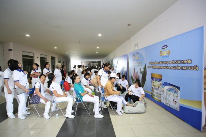 Hoạt động đo loãng xương cho người cao tuổi tham gia chương trình được hưởng ứng nhiệt tình.