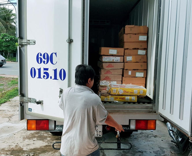 Lực lượng quản lý thị trường bắt giữ xe tải biển số 69C – 015.10 chở thực phẩm đông lạnh không hóa đơn chứng từ. Ảnh: Trần Thanh Phong