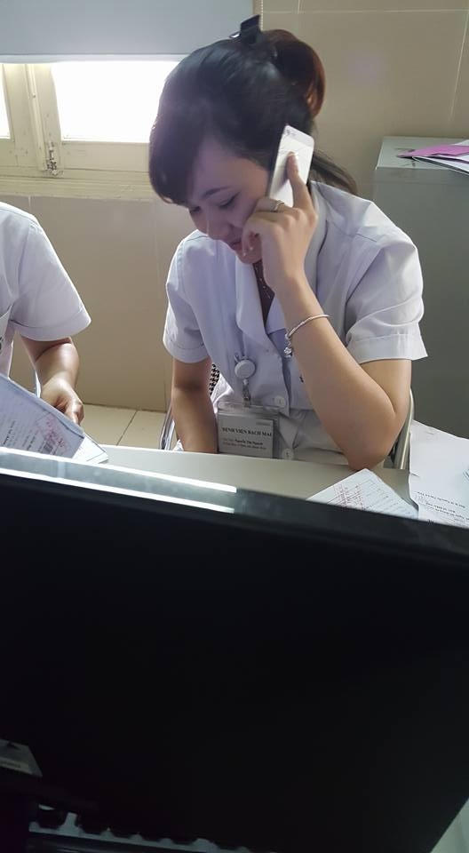 Ảnh chụp cô nhân viên y tế "nấu cháo" điện thoại trong giờ khám bệnh. Ảnh: FBNV.