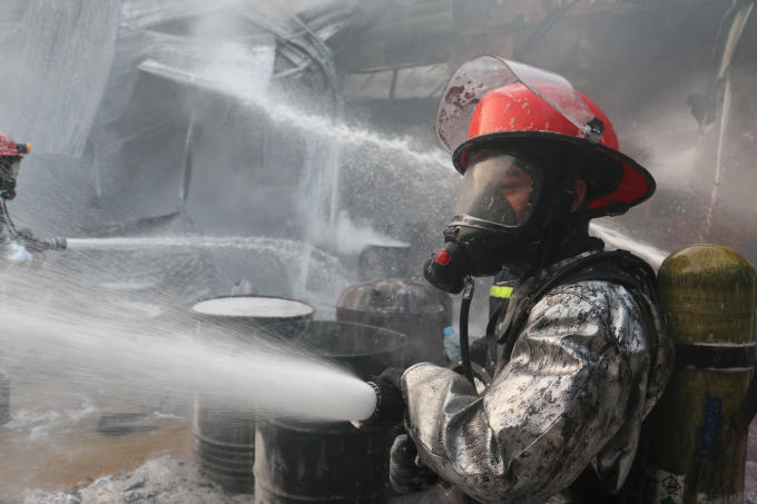 Cảnh Sát PCCC phải đeo mặt nạ chống độc để tiếp cận hiện trường.