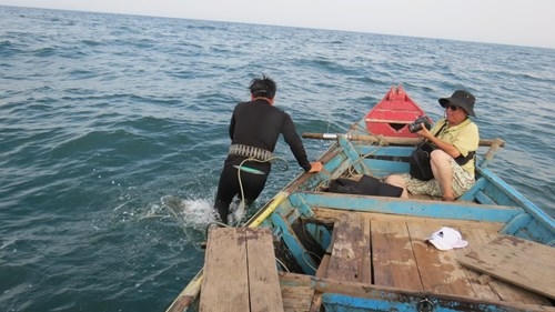 Anh Thủy trong bộ đồ lặn chuyên nghiệp xuống nước.