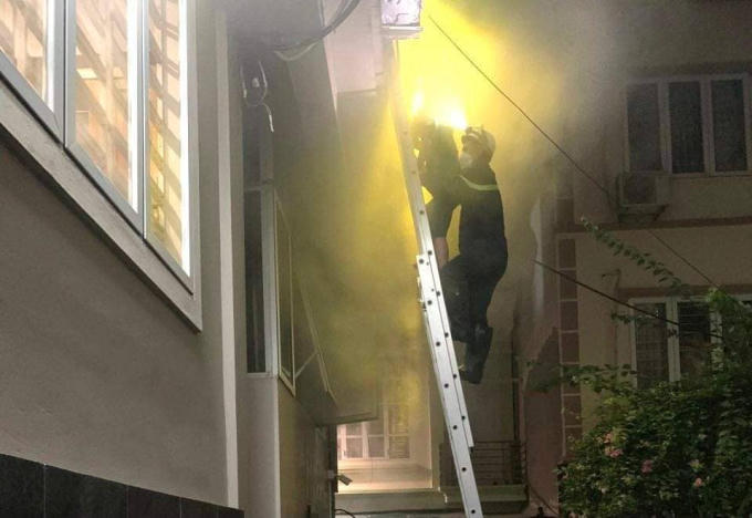 Lực lượng PCCC&CNCH kịp thời đưa 4 người ra khỏi đám cháy.