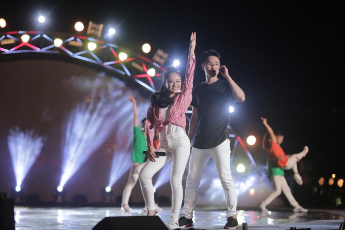 Ca khúc “Ngày hôm qua” của ca sỹ Cát Tường và “Xin chào, xin chào” vui tươi, sống động được thể hiện bởi ca sỹ Quốc Thiên...