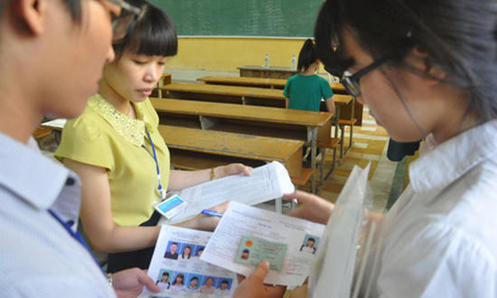 Tham gia thi THPT quốc gia, thí sinh phải mang các giấy tờ tùy thân: CMNDvà thẻ dự thi. (Ảnh: Tuyển sinh 24/7)