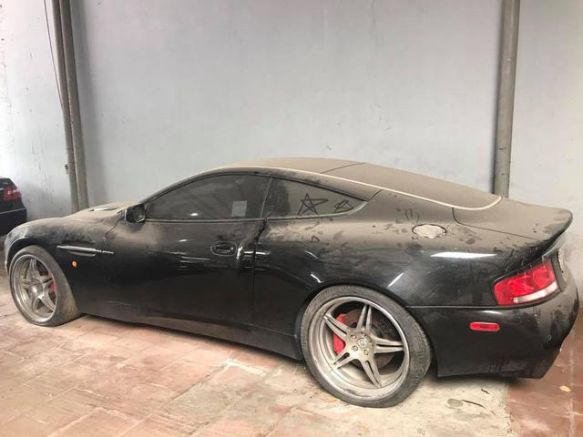 Xuất hiện âm thầm ở Hà Nội cuối năm 2006, chiếc Aston Martin Vanquish của một đại gia bí ẩn từng là niềm mơ ước của nhiều chàng trai Hà thành khi đó. Nhưng mới đây, chiếc Aston Martin Vanquish bị bỏ rơi tại một garage trong tình trạng xuống cấp trầm trọng khiến nhiều người xót xa.