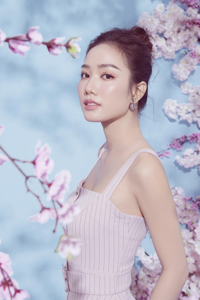 Một sự lựa chọn khác ở các thiết kế có chân váy xếp ly kết hợp với sơ mi cùng tone màu là gợi ý thú vị cho các nàng yêu thích phong cách nữ tính. Nhẹ nhàng, thanh lịch và cuốn hút  phong cách.