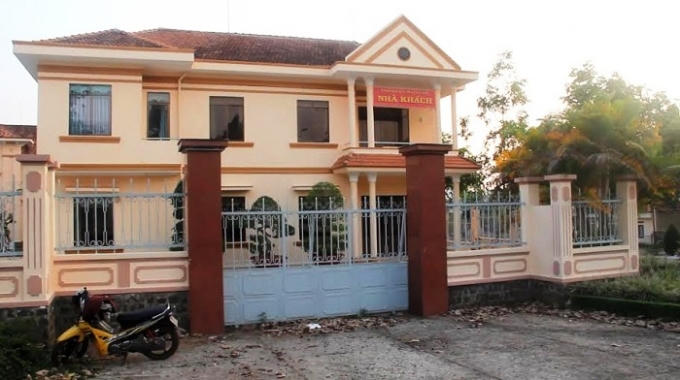 Nghịch cảnh khu Nhà khách khang trang nằm lọt giữa cảnh quan nhếch nhác lá rụng, rác thải.