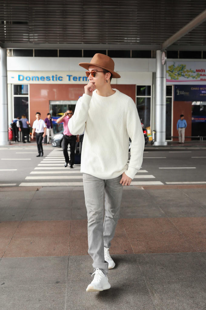 Trẻ trung và khỏe khoắn trong trang phục áo thun trắng đơn giản, S.T sành điệu kết hợp thêm chiếc nón và cặp mắt kính, tạo phong cách riêng cho bản thân mình. Anh chàng sẽ có màn “đốt cháy” sân khấu bằng ca khúc “Khúc tình nồng” trong phần thi trình diễn bikini của các thí sinh.