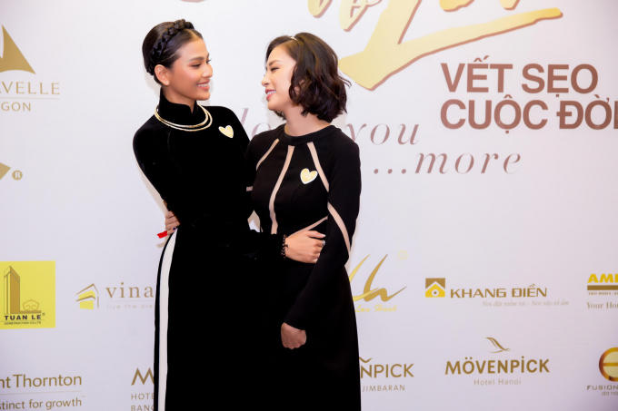 Trương Thị May diện &aacute;o d&agrave;i nhung đen diện kiến Đức Nhiếp ch&iacute;nh vương Nepal