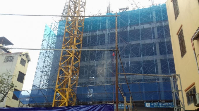 Hai nạn nhân rơi xuống tầng 1 tử vong, Được biết, hai nạn nhân tử vong đều là công nhân thuộc nhóm đổ bê tông, trong đó một người 53 tuổi và một người 28 tuổi.