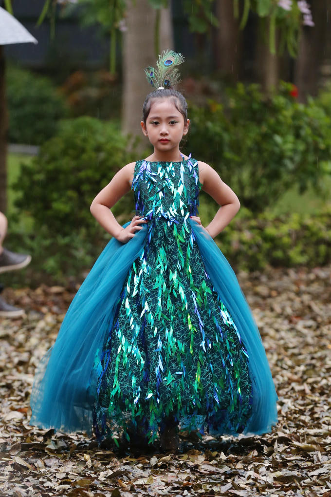 Hà Nội trở lạnh, gần 500 mẫu nhí cầm ô diễn trong mưa