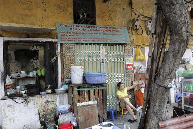 Trên các con phố nằm trong khu vực khu phố cổ, các biển hiệu đều chung hình dáng nhỏ và được thiết kế đơn giản đến xoàng xĩnh.