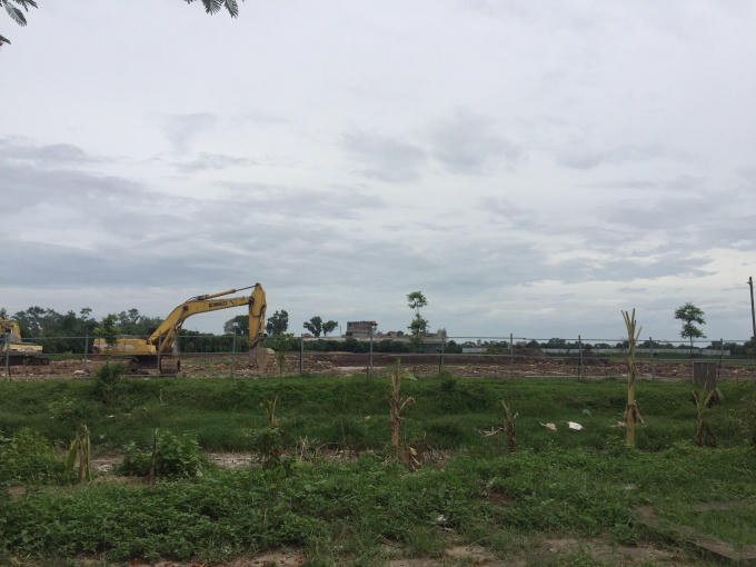 Những chiếc máy xúc hạng nặng trên công trường.