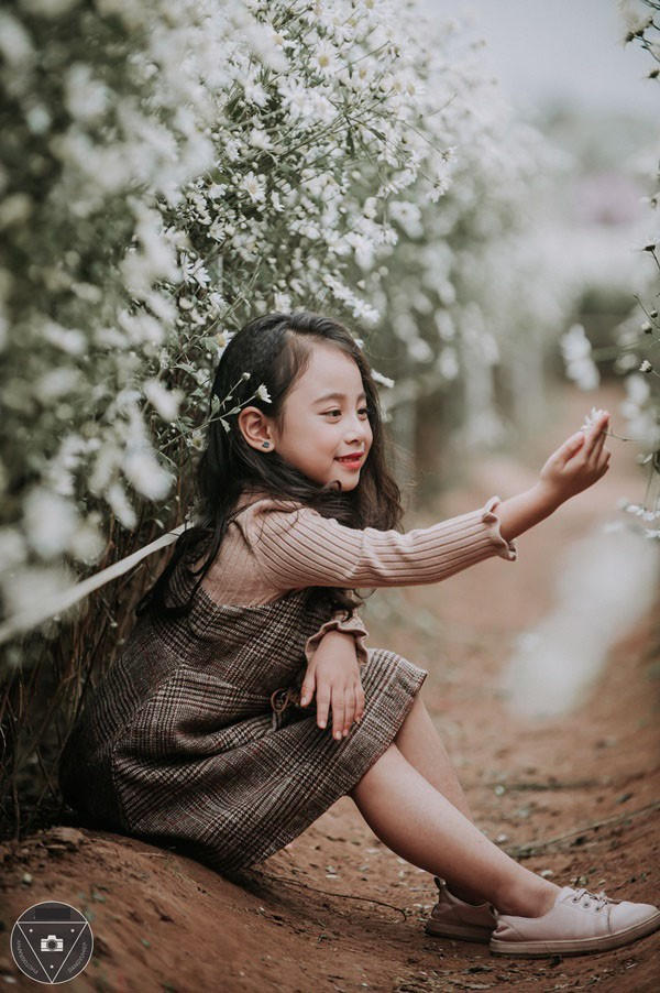 “Tiểu Chi Pu” khiến cư dân mạng sôi sùng sục với bộ ảnh chụp cùng cúc họa mi được đánh giá là đẹp nhất mùa